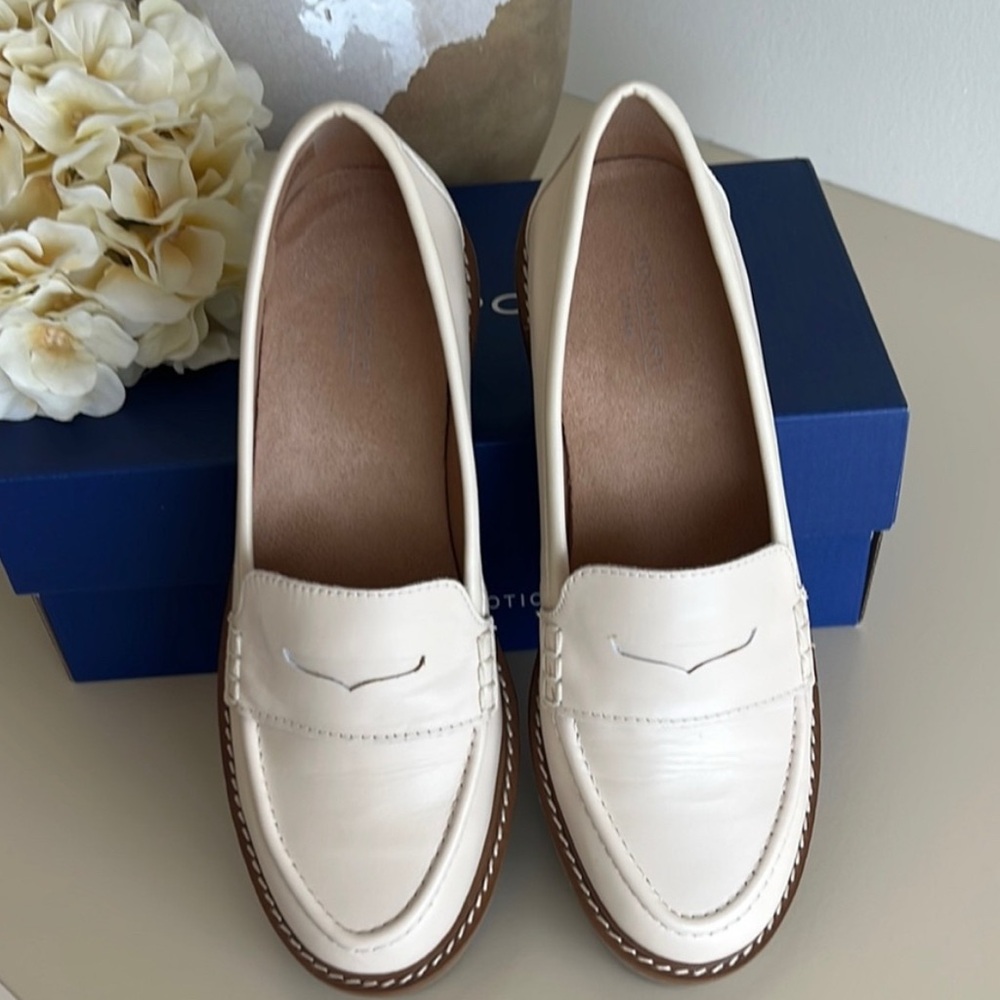 Rockport Kacey Leather Loafers 🌸 size 7 in Cream